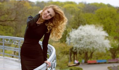 Bahar yürüyüşü, modaya uygun bir kadın parka bakıyor, modern kadın yaşam tarzı.