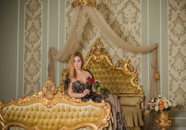 Ayrıca seksi kalçalı bir manken. Siyah romantik elbise, şık bir konsept.