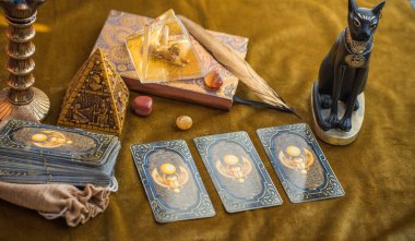 Mısır 'a özgü büyülü şeyler, esrarengiz kavramlar, falcılık ve mistisizm, masada tarot kartları.