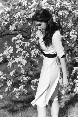 Güzel bir kadının portresi şifoniyerdeki elbise, şefkat ve kadınlık konsepti.