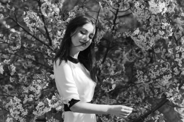 Güzel bir kadının portresi şifoniyerdeki elbise, şefkat ve kadınlık konsepti.