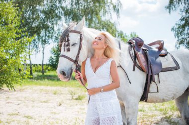 Atı ile konuşan zarif bir kadın. Bir kadınla ata binmenin portresi. Doğası gereği binicisi olan bir at.