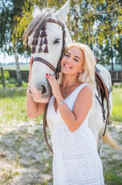 Atı ile konuşan zarif bir kadın. Bir kadınla ata binmenin portresi. Doğası gereği binicisi olan bir at.