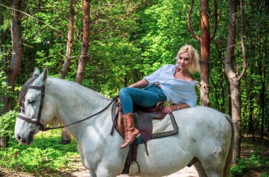 Atı ile konuşan zarif bir kadın. Bir kadınla ata binmenin portresi. Doğası gereği binicisi olan bir at.