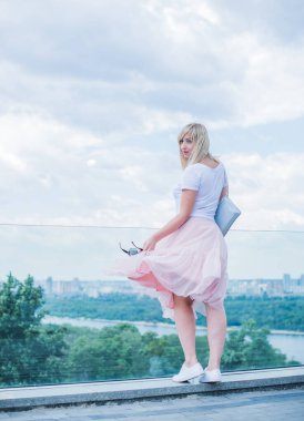 Şık giyinen genç sarışın kadın şehir sokaklarında yürüyor, şık bir bayan, moda. Artı sokaktaki boy modeli.