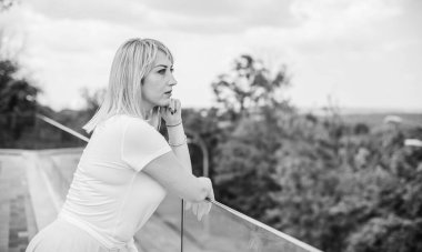 Şık giyinen genç sarışın kadın şehir sokaklarında yürüyor, şık bir bayan, moda. Artı sokaktaki boy modeli.