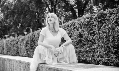 Şık giyinen genç sarışın kadın şehir sokaklarında yürüyor, şık bir bayan, moda. Artı sokaktaki boy modeli.