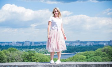 Şık giyinen genç sarışın kadın şehir sokaklarında yürüyor, şık bir bayan, moda. Artı sokaktaki boy modeli.