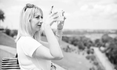 Şık giyinen genç sarışın kadın şehir sokaklarında yürüyor, şık bir bayan, moda. Artı sokaktaki boy modeli.