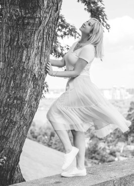 Şık giyinen genç sarışın kadın şehir sokaklarında yürüyor, şık bir bayan, moda. Artı sokaktaki boy modeli.