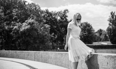 Şık giyinen genç sarışın kadın şehir sokaklarında yürüyor, şık bir bayan, moda. Artı sokaktaki boy modeli.