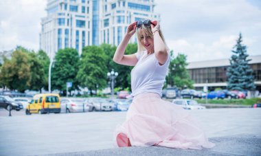 Şık giyinen genç sarışın kadın şehir sokaklarında yürüyor, şık bir bayan, moda. Artı sokaktaki boy modeli.