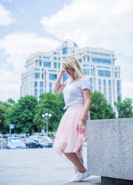Şık giyinen genç sarışın kadın şehir sokaklarında yürüyor, şık bir bayan, moda. Artı sokaktaki boy modeli.