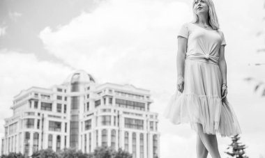 Şık giyinen genç sarışın kadın şehir sokaklarında yürüyor, şık bir bayan, moda. Artı sokaktaki boy modeli.