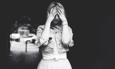 Depresyon ve üzüntü, hüzünlü genç kadın, olumsuz duygu, stres