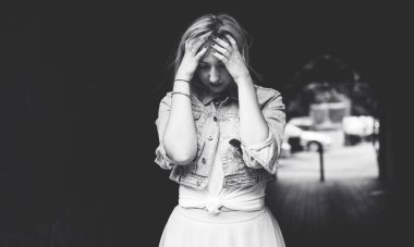 Depresyon ve üzüntü, hüzünlü genç kadın, olumsuz duygu, stres