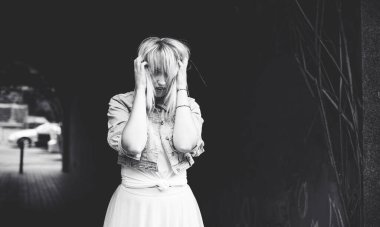 Depresyon ve üzüntü, hüzünlü genç kadın, olumsuz duygu, stres