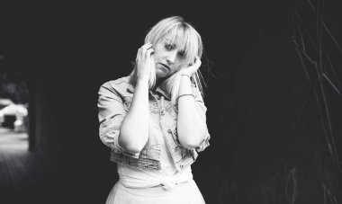 Depresyon ve üzüntü, hüzünlü genç kadın, olumsuz duygu, stres