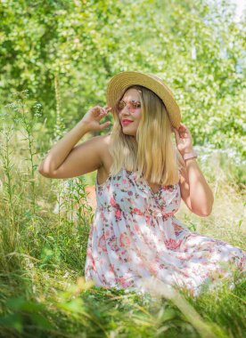 Genç, şık bir kadın, günlük moda, sıradan moda, romantik görünüş. Artı boyut modeli. Tatildeki mutlu şişman kadın.