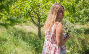 Genç, şık bir kadın, günlük moda, sıradan moda, romantik görünüş. Artı boyut modeli. Tatildeki mutlu şişman kadın.