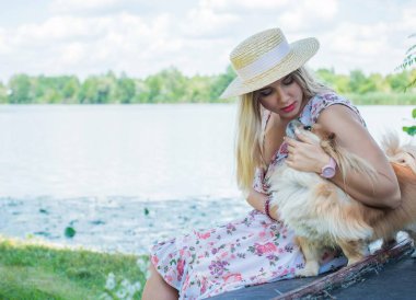 Genç, şık bir kadın, günlük moda, sıradan moda, romantik görünüş. Artı boyut modeli. Tatildeki mutlu şişman kadın.