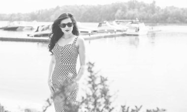 Puantiyeli elbise giymiş genç güzel bir kadının moda retro tarzı portresi. Retro (antika) bir bayan portresi. Elbiseli genç kızın portresini iğnele.