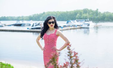 Puantiyeli elbise giymiş genç güzel bir kadının moda retro tarzı portresi. Retro (antika) bir bayan portresi. Elbiseli genç kızın portresini iğnele.