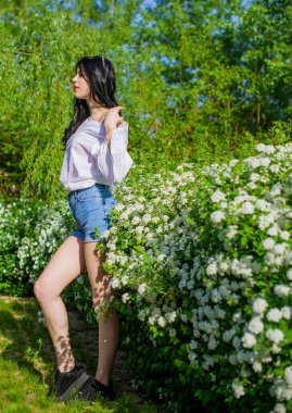 Kadın doğal olarak dinleniyor. Tatil ya da hafta sonu kavramı. Genç ve şık bayan dışarıda dinleniyor. İyi ve romantik bir ruh hali. Hayatı ve eğlenceyi sev. Hayatın parçaları.