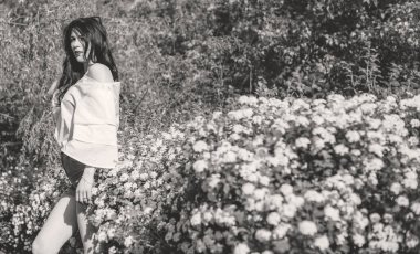 Kadın doğal olarak dinleniyor. Tatil ya da hafta sonu kavramı. Genç ve şık bayan dışarıda dinleniyor. İyi ve romantik bir ruh hali. Hayatı ve eğlenceyi sev. Hayatın parçaları.