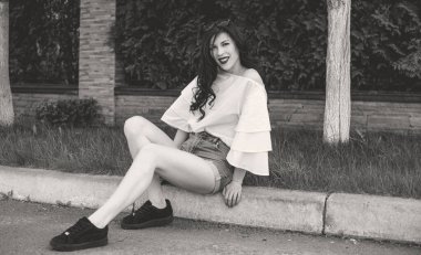 Kadın doğal olarak dinleniyor. Tatil ya da hafta sonu kavramı. Genç ve şık bayan dışarıda dinleniyor. İyi ve romantik bir ruh hali. Hayatı ve eğlenceyi sev. Hayatın parçaları.