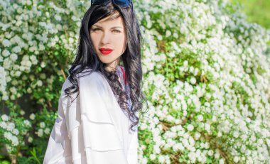 Kadın doğal olarak dinleniyor. Tatil ya da hafta sonu kavramı. Genç ve şık bayan dışarıda dinleniyor. İyi ve romantik bir ruh hali. Hayatı ve eğlenceyi sev. Hayatın parçaları.