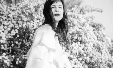 Kadın doğal olarak dinleniyor. Tatil ya da hafta sonu kavramı. Genç ve şık bayan dışarıda dinleniyor. İyi ve romantik bir ruh hali. Hayatı ve eğlenceyi sev. Hayatın parçaları.