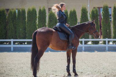 Bahar - yaz mevsimi, hobi konsepti, at süren kadın, insan ve hayvan ilişkisi.