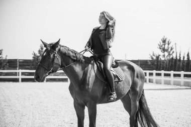 Bahar - yaz mevsimi, hobi konsepti, at süren kadın, insan ve hayvan ilişkisi.