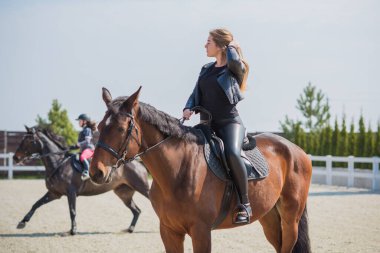Bahar - yaz mevsimi, hobi konsepti, at süren kadın, insan ve hayvan ilişkisi.