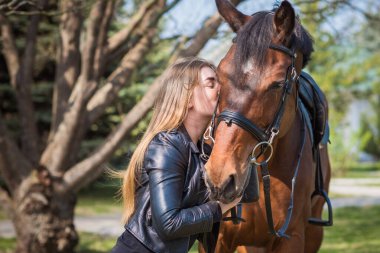 Bahar - yaz mevsimi, hobi konsepti, at süren kadın, insan ve hayvan ilişkisi.