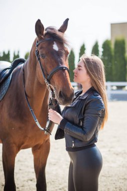 Bahar - yaz mevsimi, hobi konsepti, at süren kadın, insan ve hayvan ilişkisi.