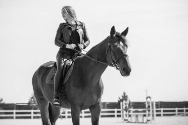 Bahar - yaz mevsimi, hobi konsepti, at süren kadın, insan ve hayvan ilişkisi.