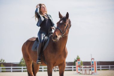 Bahar - yaz mevsimi, hobi konsepti, at süren kadın, insan ve hayvan ilişkisi.