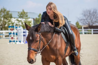 Bahar - yaz mevsimi, hobi konsepti, at süren kadın, insan ve hayvan ilişkisi.