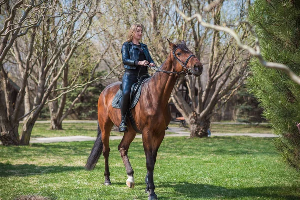 Primavera Stagione Estiva Concetto Hobby Donna Con Cavallo Una Natura — Foto Stock