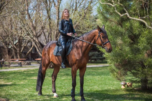 Primavera Estação Verão Conceito Passatempo Predileto Mulher Com Cavalo Uma — Fotografia de Stock