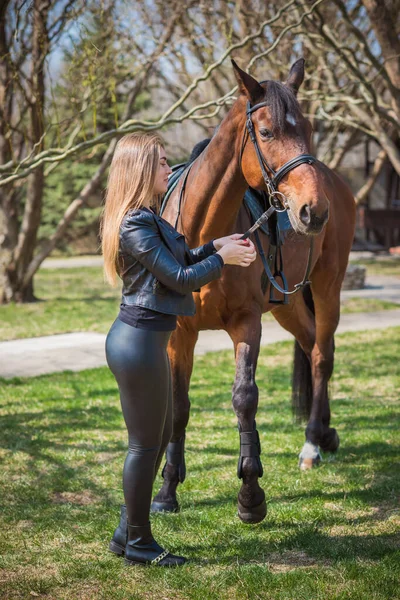 Primavera Stagione Estiva Concetto Hobby Donna Con Cavallo Una Natura — Foto Stock