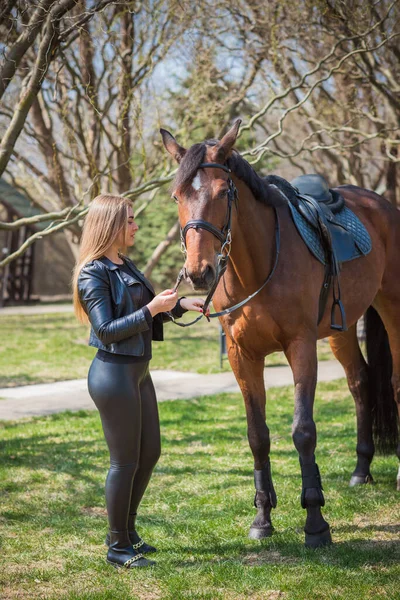 Primavera Stagione Estiva Concetto Hobby Donna Con Cavallo Una Natura — Foto Stock