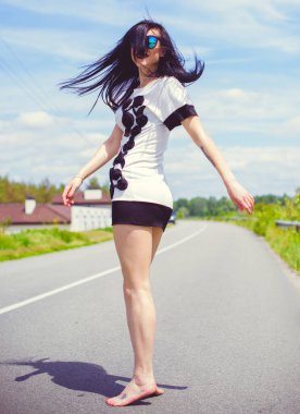 Amerikan modasına uygun kadınlar yat kulübünde dinlenir, rahatlar ve hayatın tadını çıkarırlar.