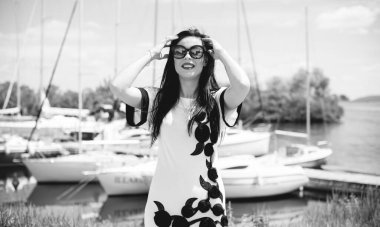 Amerikan modasına uygun kadınlar yat kulübünde dinlenir, rahatlar ve hayatın tadını çıkarırlar.