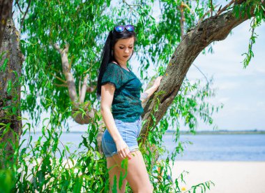 Bahar - Yaz modası fikirleri ve eğilimleri, kadın yaşam tarzı, doğada dinlenme zamanı kavramı