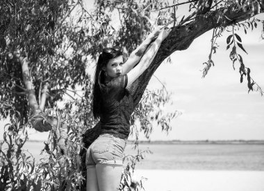 Bahar - Yaz modası fikirleri ve eğilimleri, kadın yaşam tarzı, doğada dinlenme zamanı kavramı