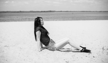 Bahar - Yaz modası fikirleri ve eğilimleri, kadın yaşam tarzı, doğada dinlenme zamanı kavramı