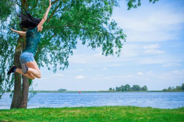 Bahar - Yaz modası fikirleri ve eğilimleri, kadın yaşam tarzı, doğada dinlenme zamanı kavramı